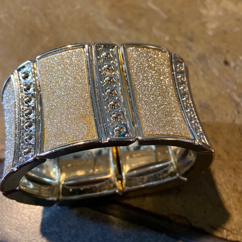 Elastic bracket